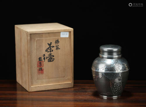 “上锡、锡半”款纯锡松竹梅纹茶叶罐（配原木盒）