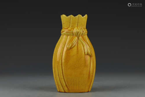 黄釉飘带包袱瓶