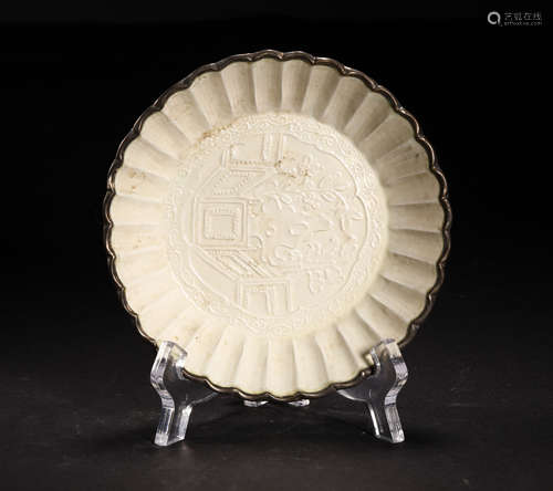 A SMALL DING YAO WHITE PORCELAIN PLATE