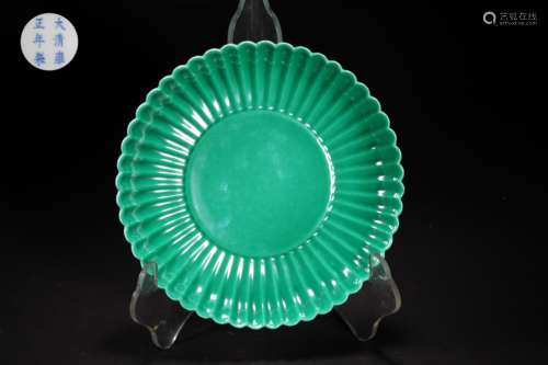 A TURQUOISE COLOR GLAZED PORCELAIN PLATE