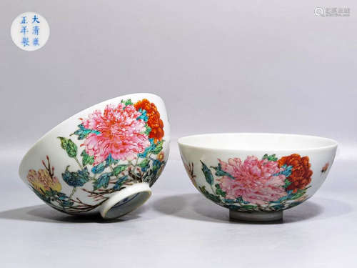 A PAIR OF FAMILLE ROSE PORCELAIN BOWLS