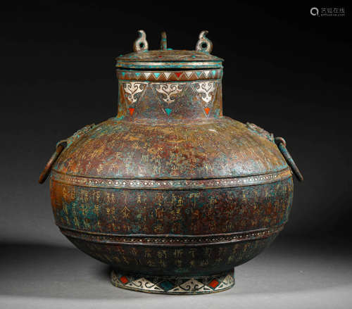 A WARRING STATES PERIOD LIDDED BRONZE VESSEL