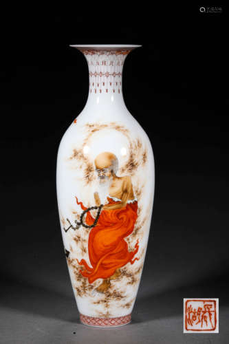 A HAND-PAINTED PORCELAIN VASE