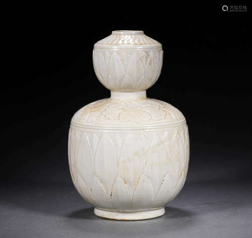 A DING YAO GOURD SHAPED VASE