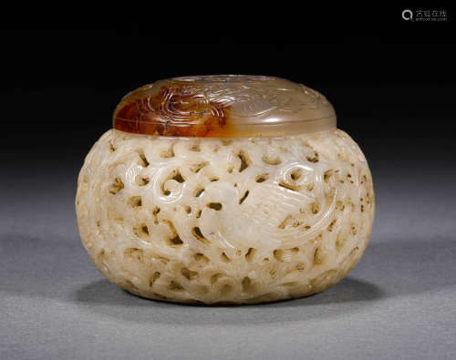 A HE TIAN WHITE JADE CONTAINER WITH A LID