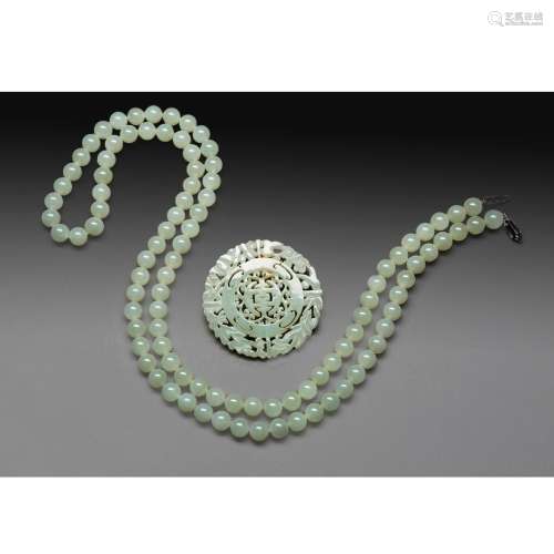 COLLIER composé de 99 perles de jade néphrite céladon, avec ...