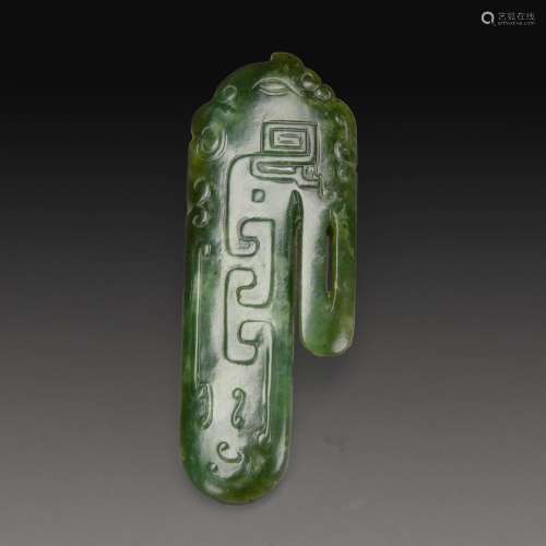 AGRAFE DE ROULEAU en jade épinard, à décor en relief d'un ch...