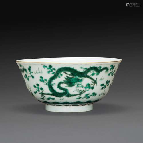 COUPE en porcelaine et émaux blanc et vert, représentant des...