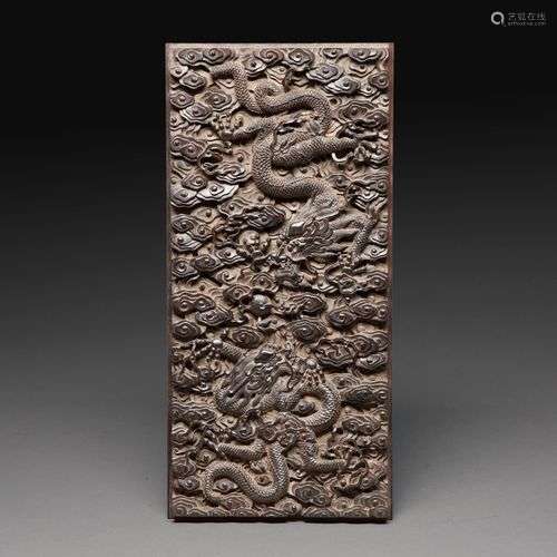 PANNEAU VERTICAL en bois de zitan, sculpté de deux dragons p...