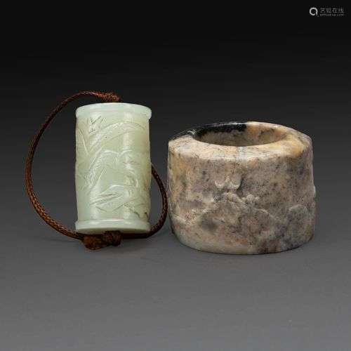 SUITE DE DEUX OBJETS en jade, comprenant une bague d'archer ...