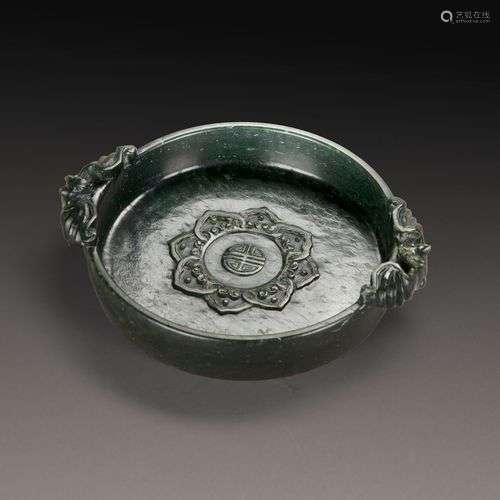 LAVE-PINCEAUX en jade épinard, de forme circulaire, orné à l...