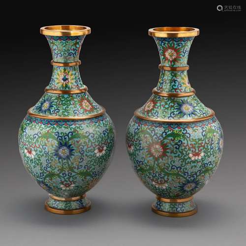 PAIRE DE VASES BALUSTRES en émaux cloisonnés sur cuivre, à d...