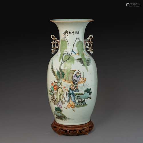 VASE BALUSTRE en porcelaine et émaux polychromes dans le sty...