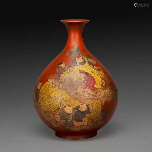 VASE PIRIFORME en grès de Yixing, décoré en polychromie de d...