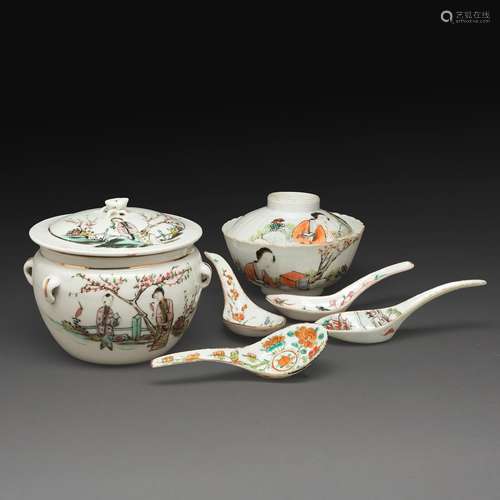 SUITE DE DEUX OBJETS en porcelaine et émaux polychromes dans...