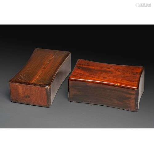 DEUX OREILLERS en bois de hongmu, de forme rectangulaire et ...