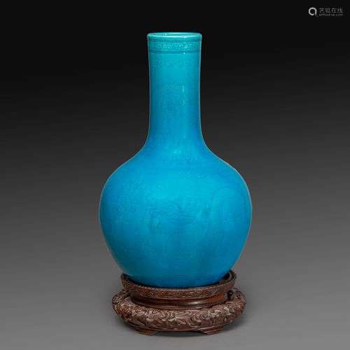 VASE TIANQIUPING en porcelaine émaillée turquoise, à décor i...