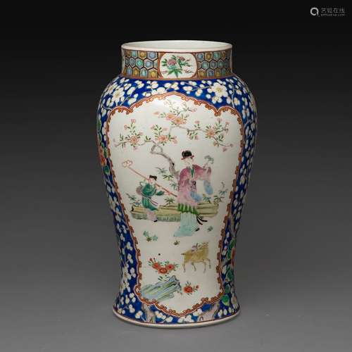 VASE BALUSTRE en porcelaine, émaux polychromes et dorure, la...