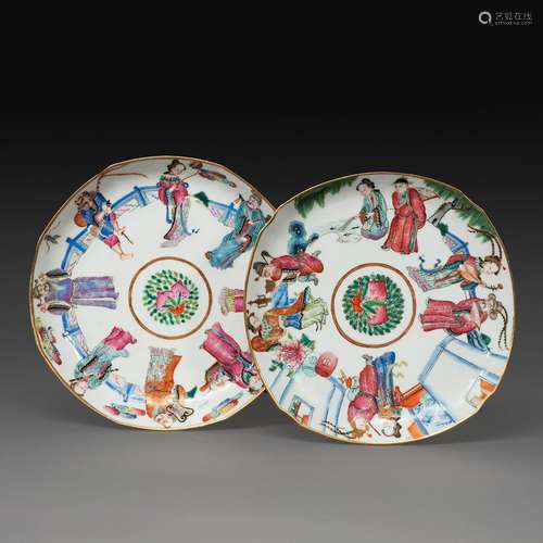 SUITE DE DEUX ASSIETTES POLYLOBÉES en porcelaine, émaux poly...