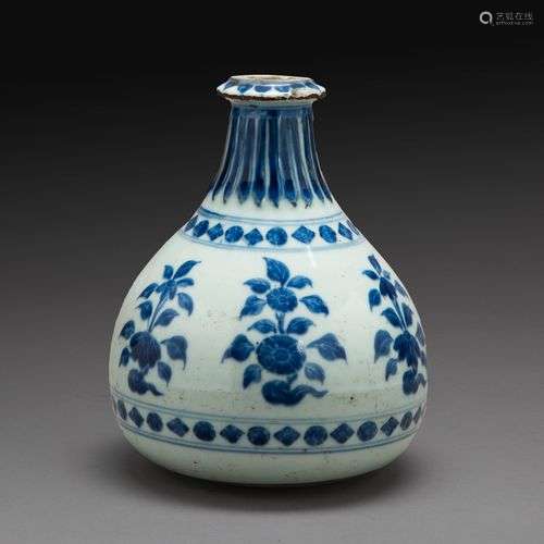 VASE BOUTEILLE DE TYPE YUHUCHUN en porcelaine et émaux bleu ...