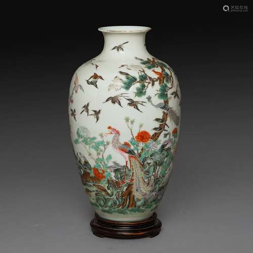 VASE BALUSTRE en porcelaine demi-coquille émaillée dans le s...