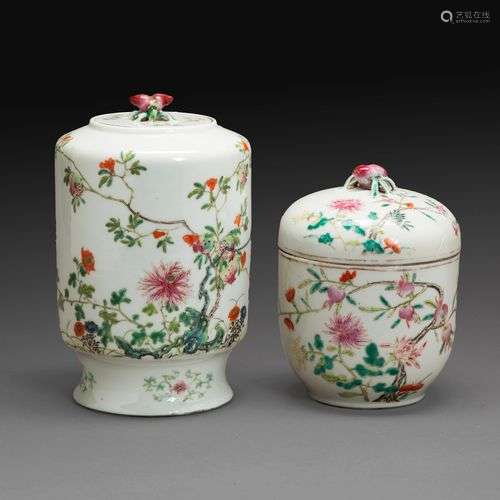 SUITE DE DEUX OBJETS en porcelaine et émaux polychromes dans...