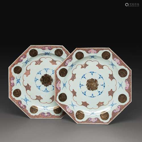 PAIRE DE PLATS DE FORME OCTOGONALE en porcelaine et émaux bl...