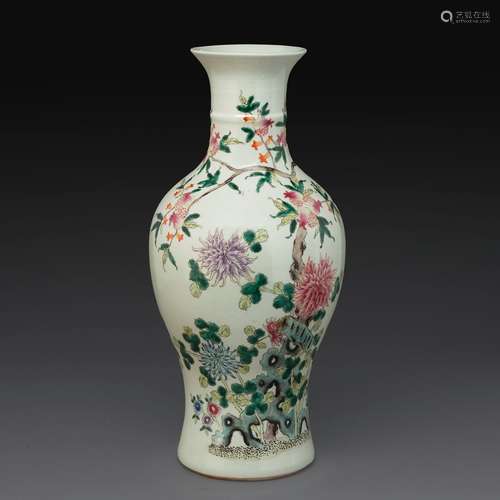 VASE GUANYIN en porcelaine et émaux polychromes dans le styl...