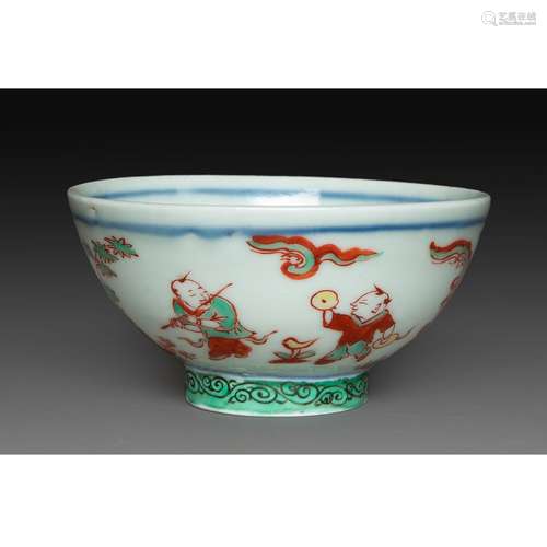 COUPE en porcelaine et émaux wucai, finement décorée de jeun...