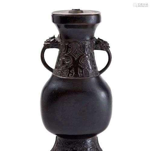 Chine, XIXe siècle Vase en bronze de patine brune, le col et...