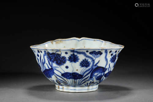 A BLUE-AND-WHITE GLAZED PORCELAIN BOWL