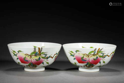 A PAIR OF FAMILLE ROSE BOWLS