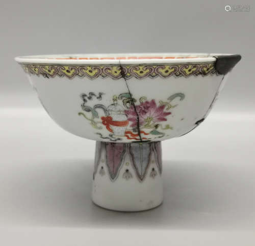 A FAMILLE ROSE HIGH FOOTED PORCELAIN CUP