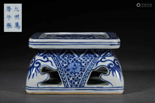 A PORCELAIN STAND OR INSERTIVE SUPPOT