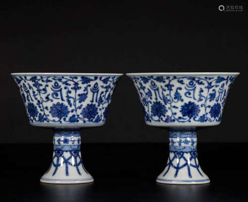 A PAIR OF BLUE-AND-WHITE GLAZE PORCELAIN CUPS