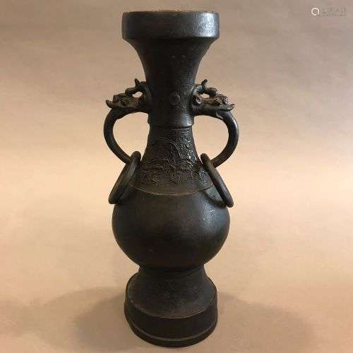 CHINE - Époque QING, XVIIIe ou XIXe siècle. Vase balustre en...