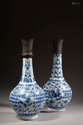 CHINE - XVIIe siècle.Paire de vases bouteille en porcelaine ...