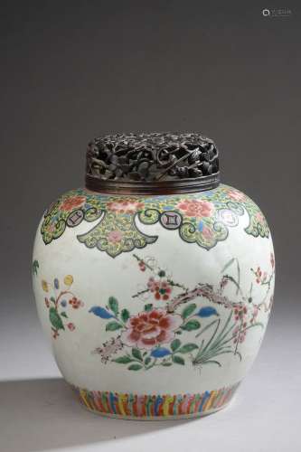CHINE - XVIIIe siècle. Pot à gingembre en porcelaine à décor...