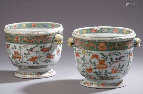 CHINE - Style Kang Xi. Paire de cache-pots en porcelaine à d...