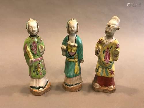 CHINE - Époque QING, XIXe siècle. Trois statuettes debout su...