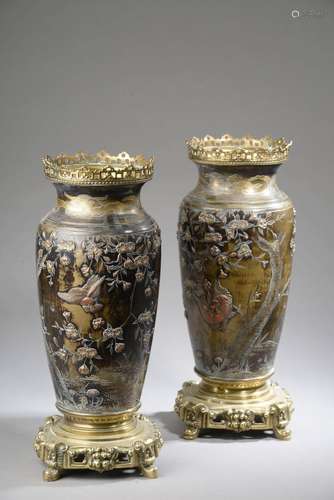 CHINE - XIXe siècle.Paire de vases en bronze patiné brun à d...