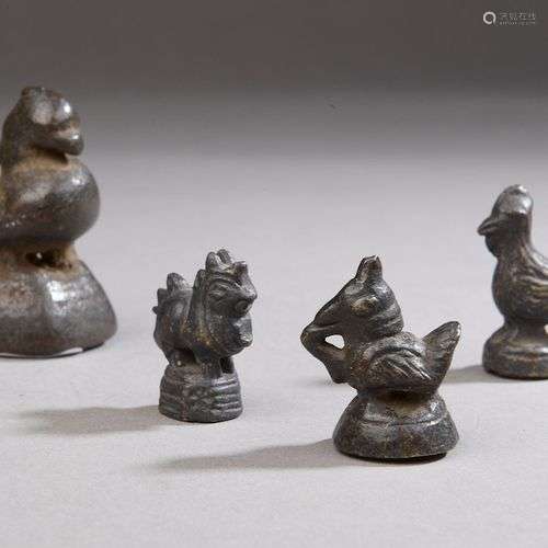 Quatre poids à opium en bronze zoomorphes comprenant trois c...