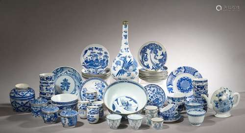 VIETNAM, Hue - Fin XIXe siècleEnsemble en porcelaine bleu bl...