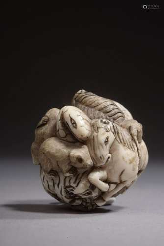 JAPON - XIXe siècle.Netsuke en ivoire de forme Manju sculpté...