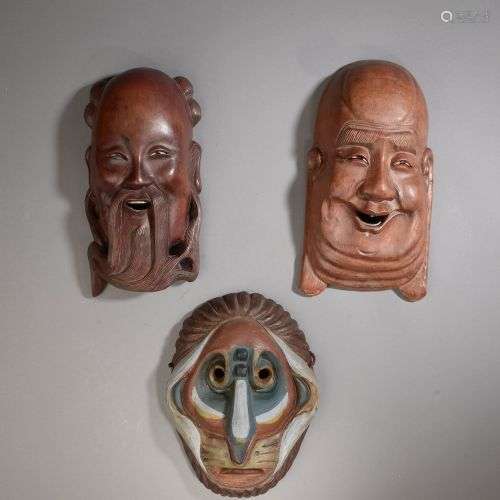 JAPON - XXe siècle.Ensemble de trois masques d'applique : l'...