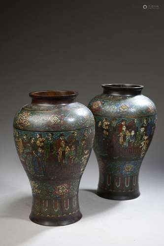 JAPON - Vers 1900.Paire de vases balustre en bronze et émaux...