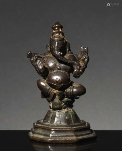 Ganesha Inde, ca 17°-18° siècles Alliage cuivreux. H. 7 cm P...