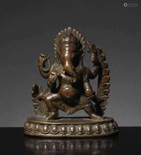 Ganesha Népal ca 17° siècle Alliage cuivreux. H. 8 cm Le « m...