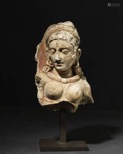 Divinité féminine Art du Gandhara, ca 3°-5° siècles Stuc. H....