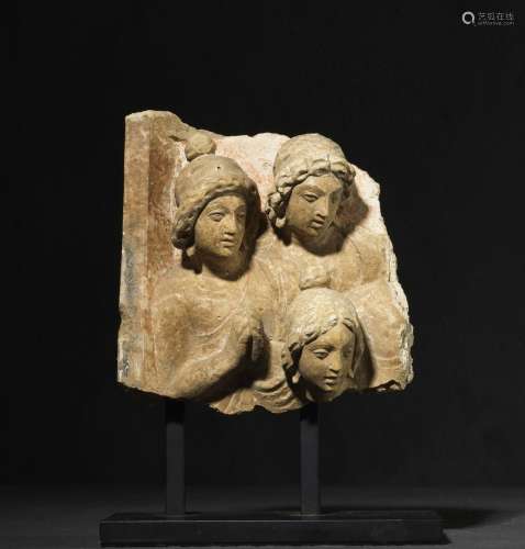 Trois adorants Art du Gandhara, ca 3°-5°siècles Stuc. H. 10,...